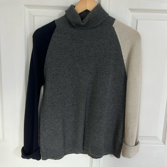 Super cute, cozy & soft sweater! Very flattering fit! - Picture 1 of 7